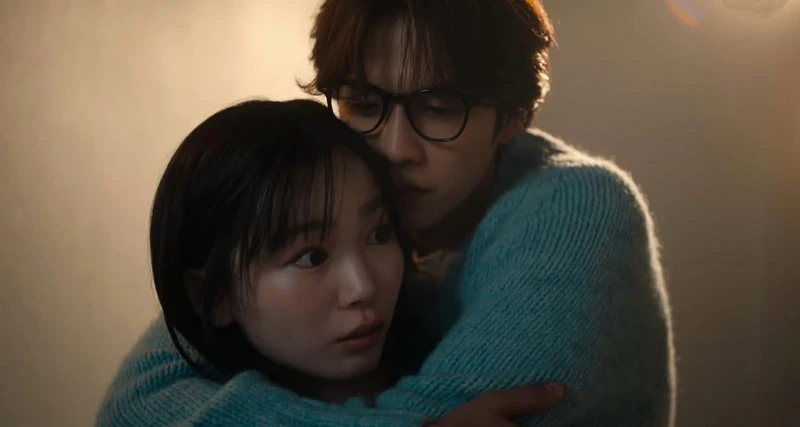 《玻璃之心》裡，戴著眼鏡的志尊淳從後抱著宮崎優，讓不少人想起木村拓哉當年在《愛情白皮書》的經典畫面。