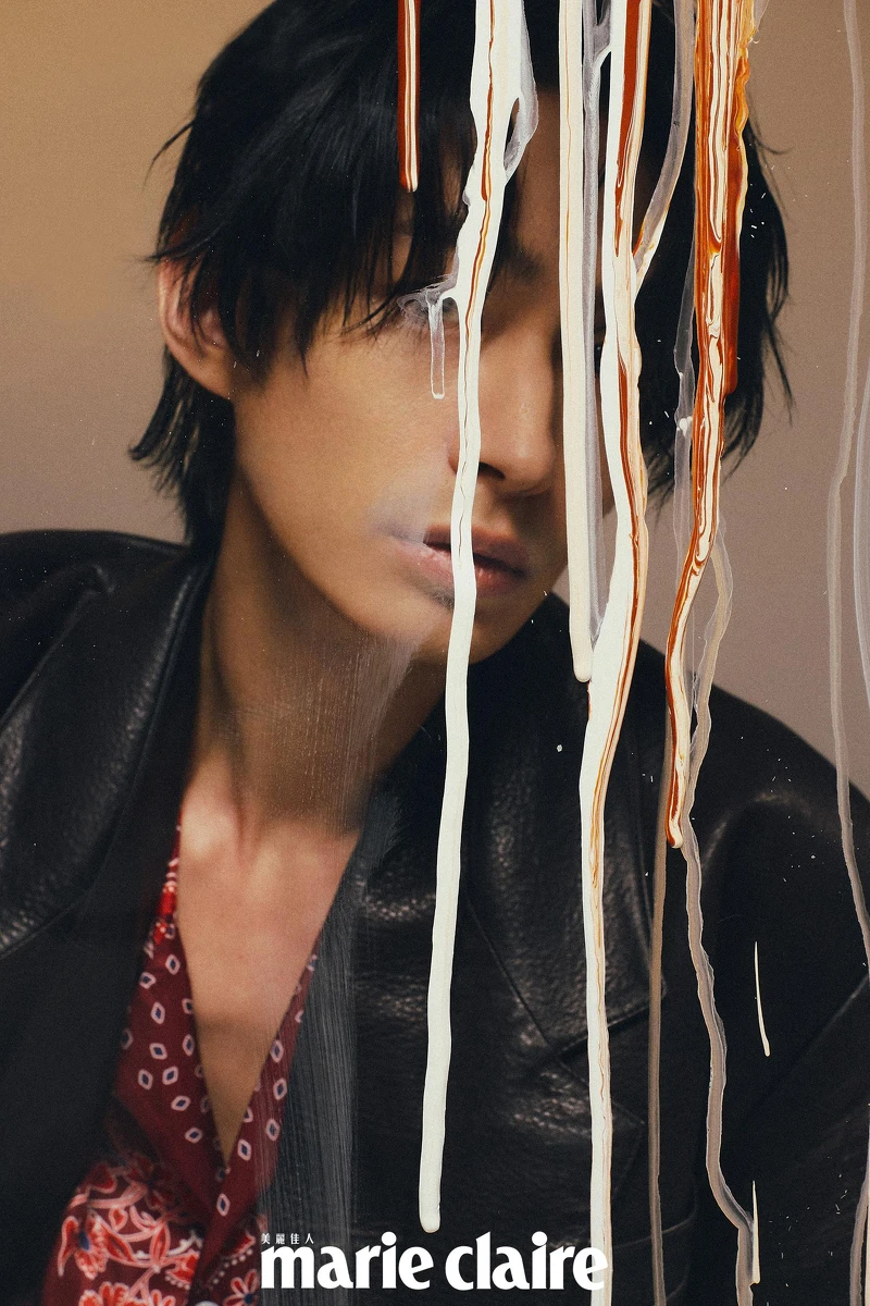 紅色印花襯衫,Gucci;黑色寬褲,Ferragamo。 紅色印花襯衫,Gucci;黑色寬褲,Ferragamo。