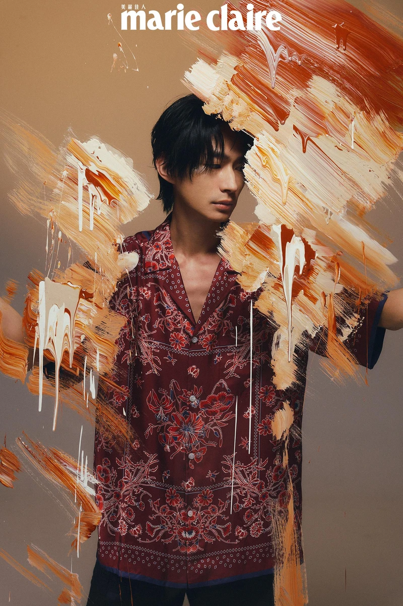 紅色印花襯衫,Gucci;黑色寬褲,Ferragamo。 紅色印花襯衫,Gucci;黑色寬褲,Ferragamo。