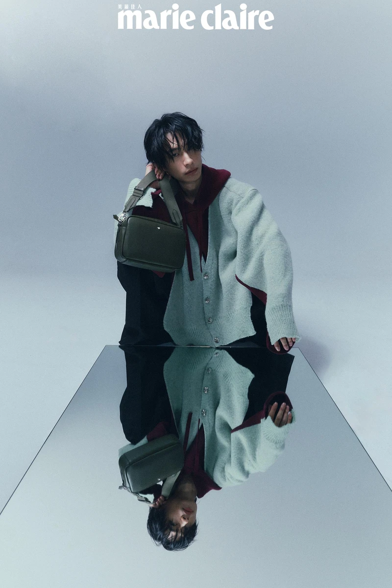 撞色連帽針織衫、黑色寬褲,both by Loewe;Grian Crossbody 斜背包,Montblanc。 撞色連帽針織衫、黑色寬褲,both by Loewe;Grian Crossbody 斜背包,Montblanc。