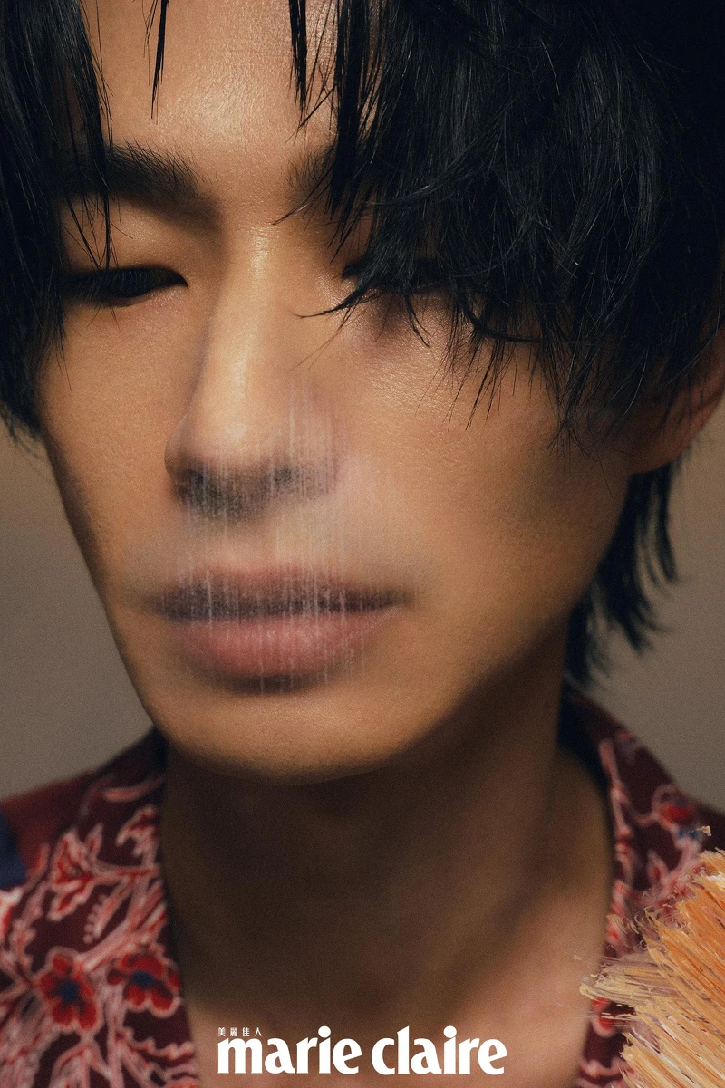 紅色印花襯衫,Gucci;黑色寬褲,Ferragamo。 紅色印花襯衫,Gucci;黑色寬褲,Ferragamo。