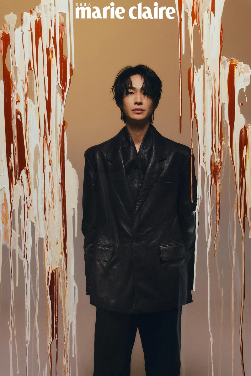 紅色印花襯衫,Gucci;黑色寬褲,Ferragamo。 紅色印花襯衫,Gucci;黑色寬褲,Ferragamo。