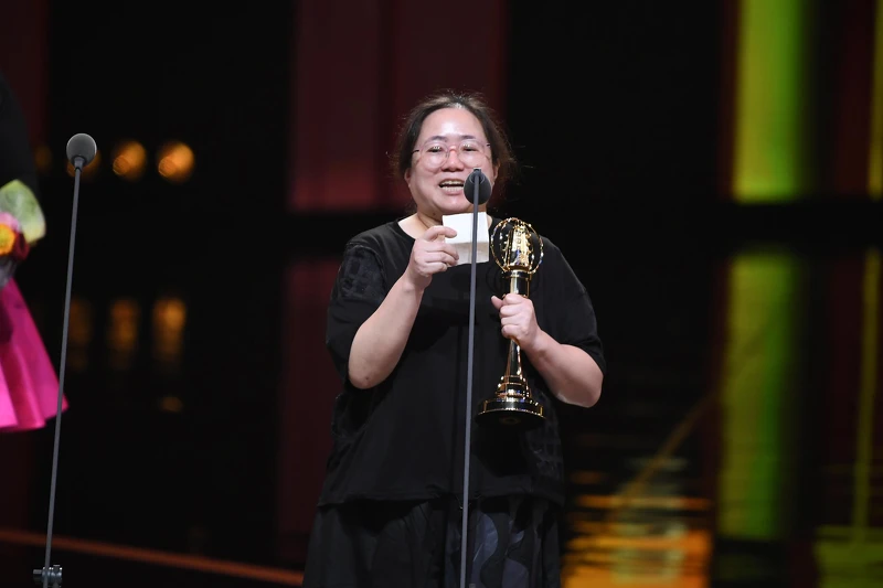 莊閔盛、楊證譯、呂淑櫻/水果冰淇淋奪2025金鐘節目類美術設計獎 莊閔盛、楊證譯、呂淑櫻/水果冰淇淋奪2025金鐘節目類美術設計獎