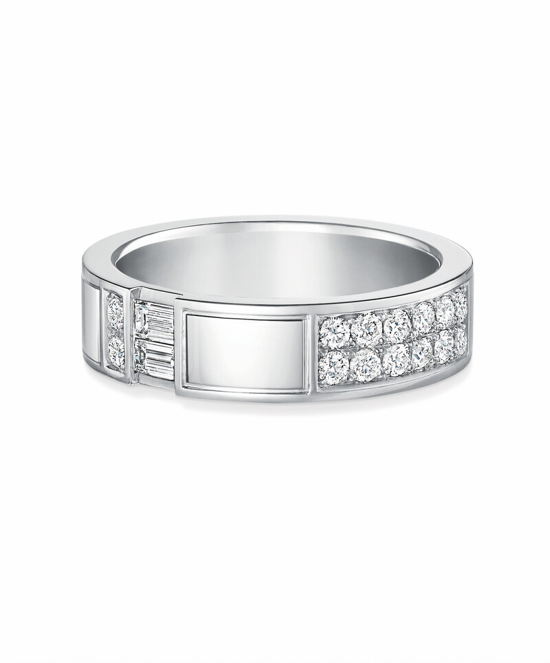 海瑞溫斯頓 Traffic寬版鑽石戒指 共鑲嵌2顆長型切工鑽石和14顆圓形明亮式切工鑽石，悉心鑲嵌於鉑金底座，總重約0.46克拉。