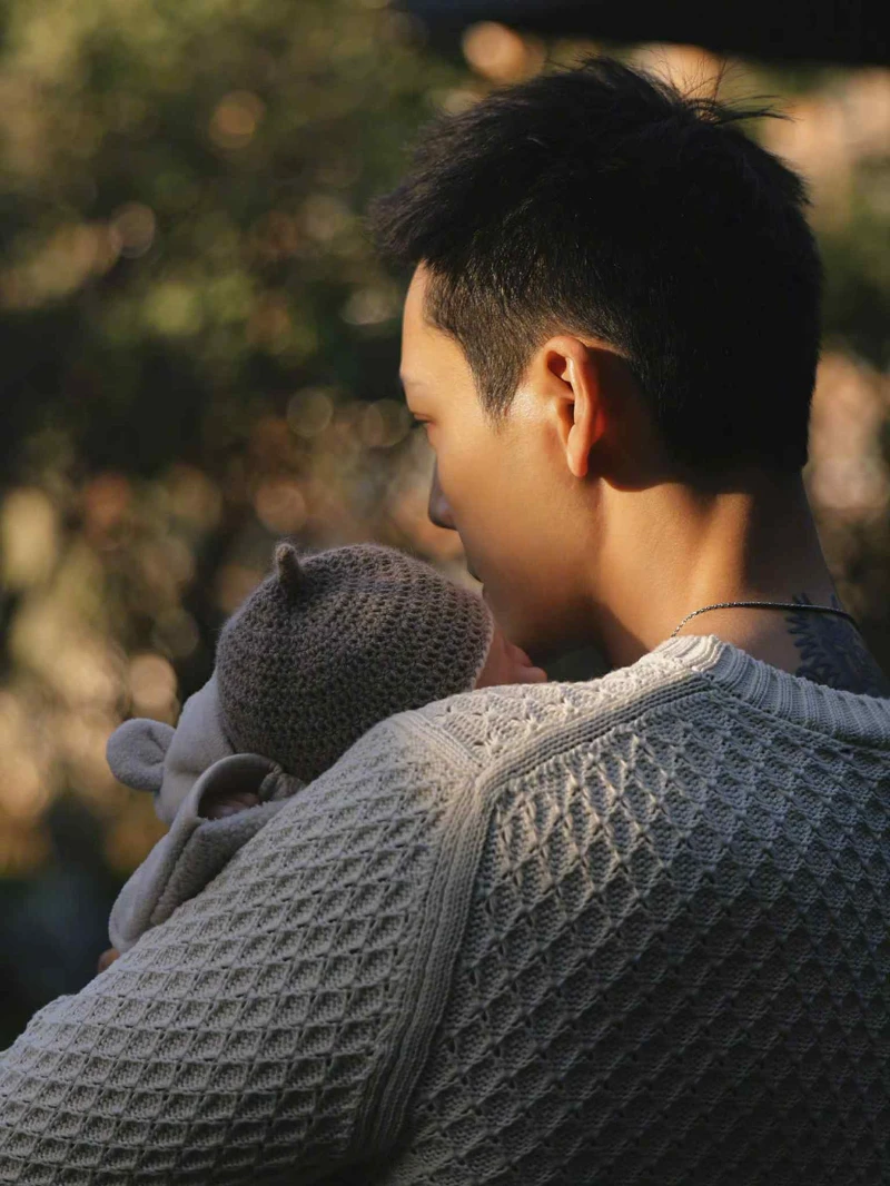 陳偉霆當爸了！甜曬女友何穗合照、寶寶照報喜「爸爸、媽媽，還有他。」