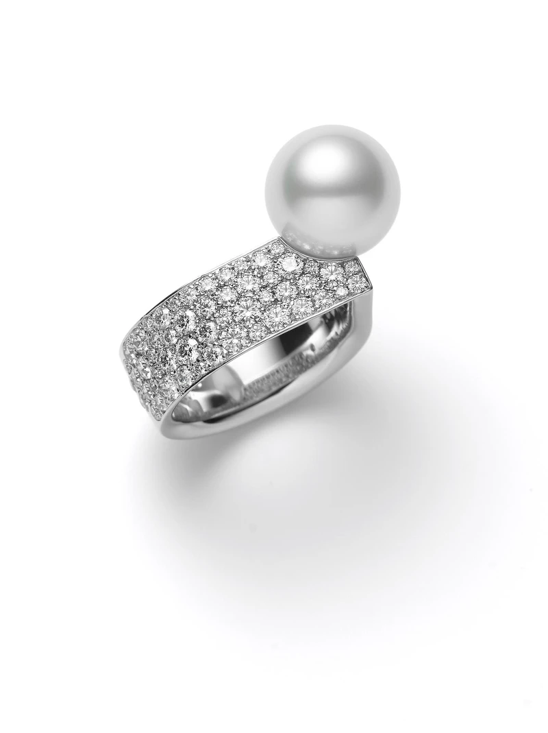 （紅毯）Universe Elements 珍珠鑽石戒指 18K白金鑲嵌鑽石，搭配南洋白珍珠 參考價格NT$ 336,000