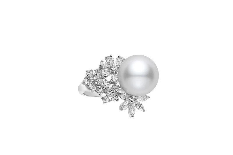 （典禮）MIKIMOTO南洋珍珠鑽石戒指 18K白金鑲嵌鑽石，搭配南洋白珍珠 參考價格NT$ 1,000,000