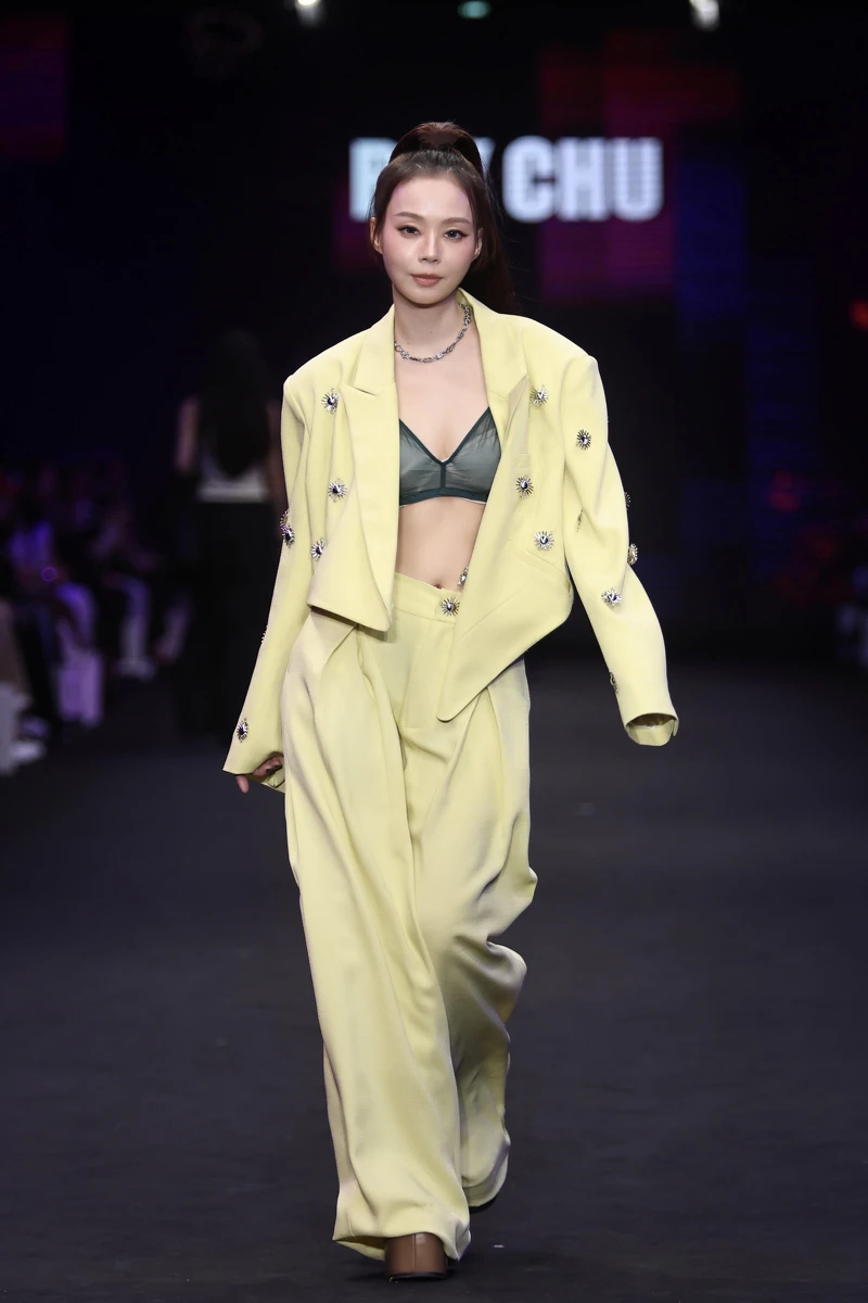 孫淑媚擔任RAY CHU x《拜六禮拜》走秀嘉賓,一件黃色西裝外套搭配Bratop,性感美麗的樣子,美出新高度,刷爆社群熱度。 孫淑媚擔任RAY CHU x《拜六禮拜》走秀嘉賓,一件黃色西裝外套搭配Bratop,性感美麗的樣子,美出新高度,刷爆社群熱度。