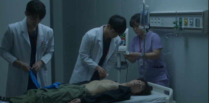 在急救時看到鮮于海上半身瘦骨如柴,應該是宋仲基為角色瘦身的努力成果 在急救時看到鮮于海上半身瘦骨如柴,應該是宋仲基為角色瘦身的努力成果