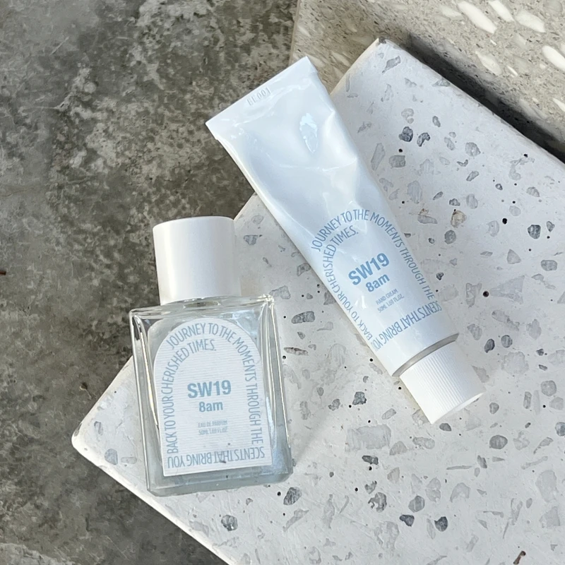 SW19 8am淡香精12ml,NT1,180、50ml,NT2,880。8am護手霜50ml,NT880、枕香&空間噴霧50ml,NT1,080 SW19 8am淡香精12ml,NT1,180、50ml,NT2,880。8am護手霜50ml,NT880、枕香&空間噴霧50ml,NT1,080