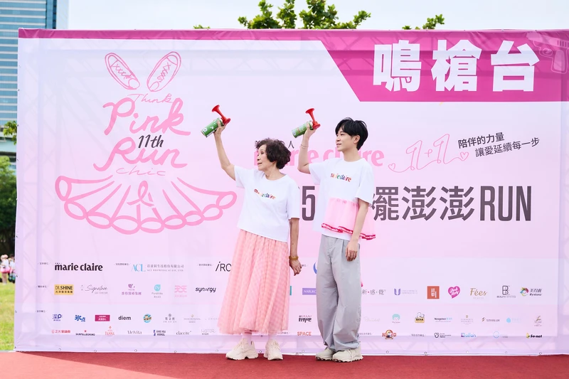 公益大使吳青峰攜手母親站上鳴槍台。