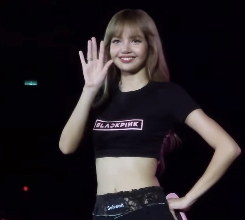 Blackpink高雄演唱会Lisa短裙是台湾品牌，无名指戒指也亮眼！