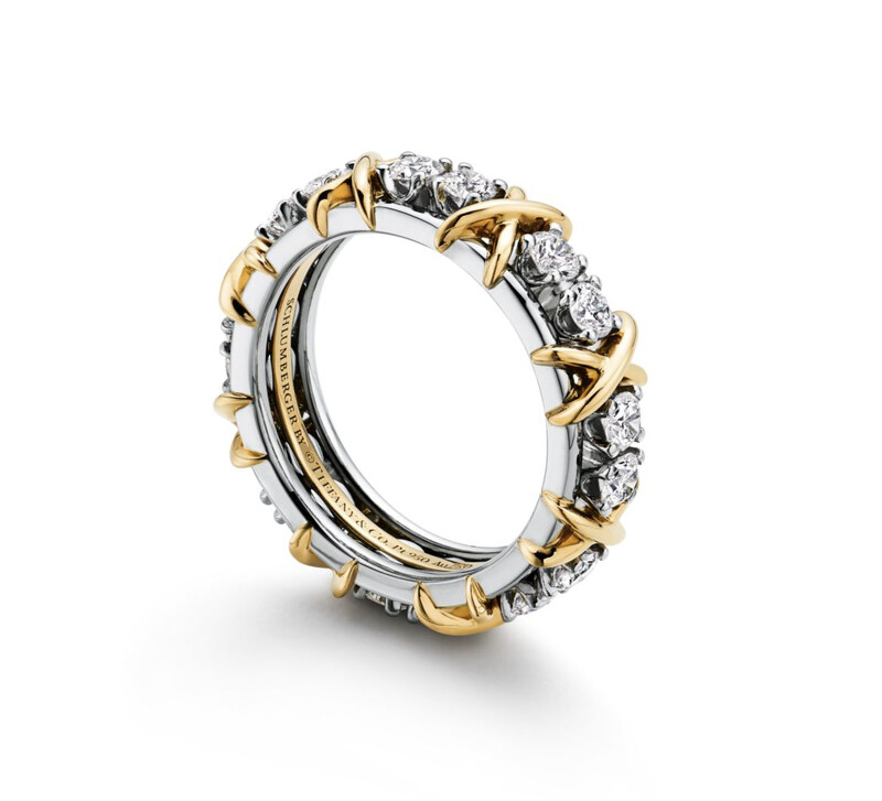 Sixteen Stone by Tiffany 系列戒指,18K金及铂金镶圆形明亮式切割钻石,售价店洽。