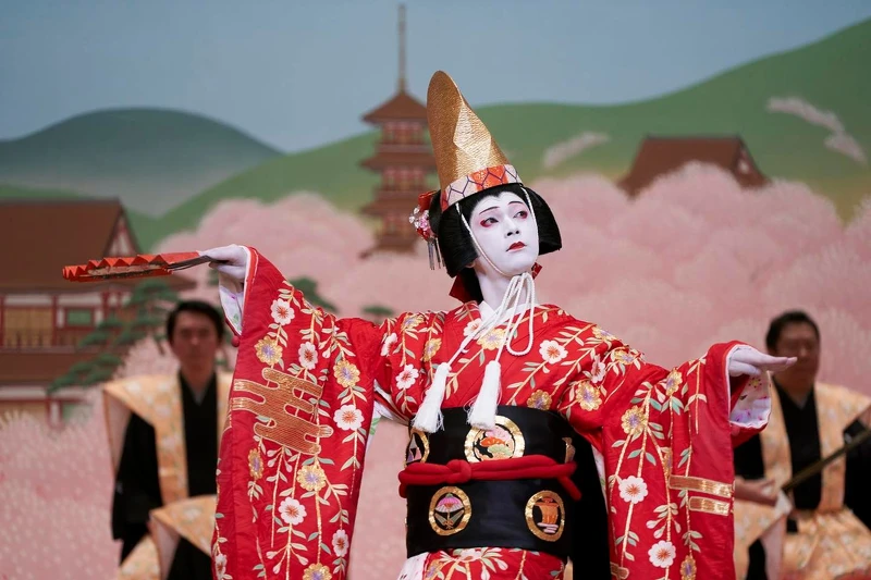 歌舞伎中的女性角色皆由男性扮演,而扮演女性的男演員就稱為「女形」。 歌舞伎中的女性角色皆由男性扮演,而扮演女性的男演員就稱為「女形」。