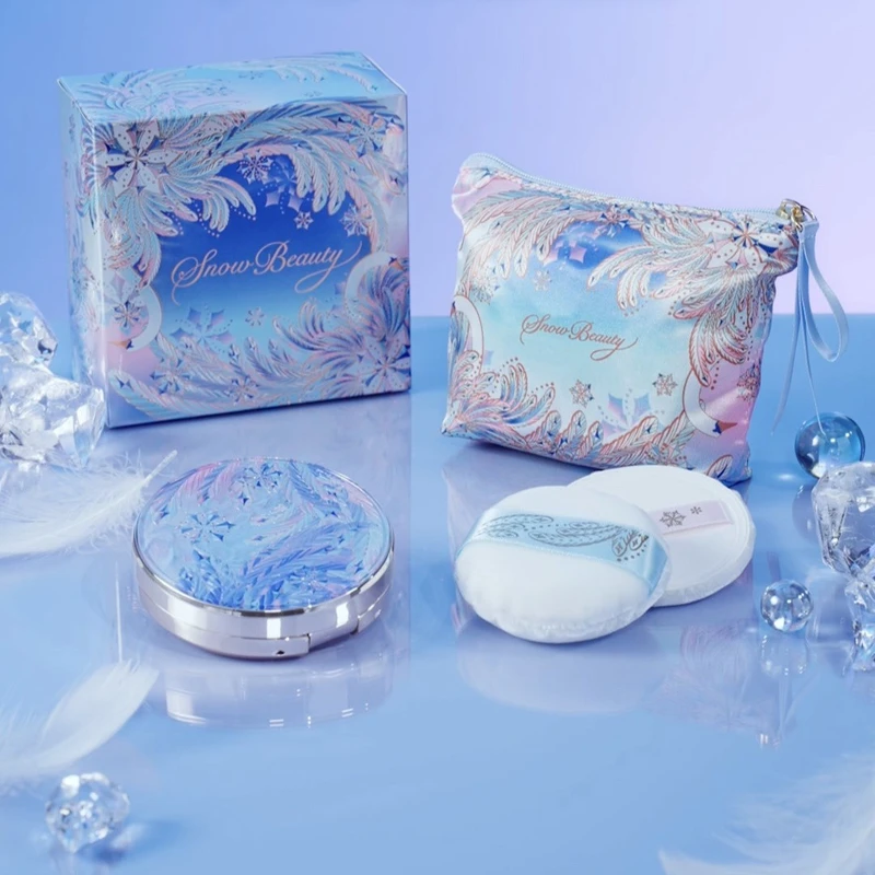 雪花香氛魔法盒 2025年限定版:含殼、蕊、日間薄款粉撲、夜間厚款粉撲、限定化妝包,NT2,150 雪花香氛魔法盒 2025年限定版:含殼、蕊、日間薄款粉撲、夜間厚款粉撲、限定化妝包,NT2,150