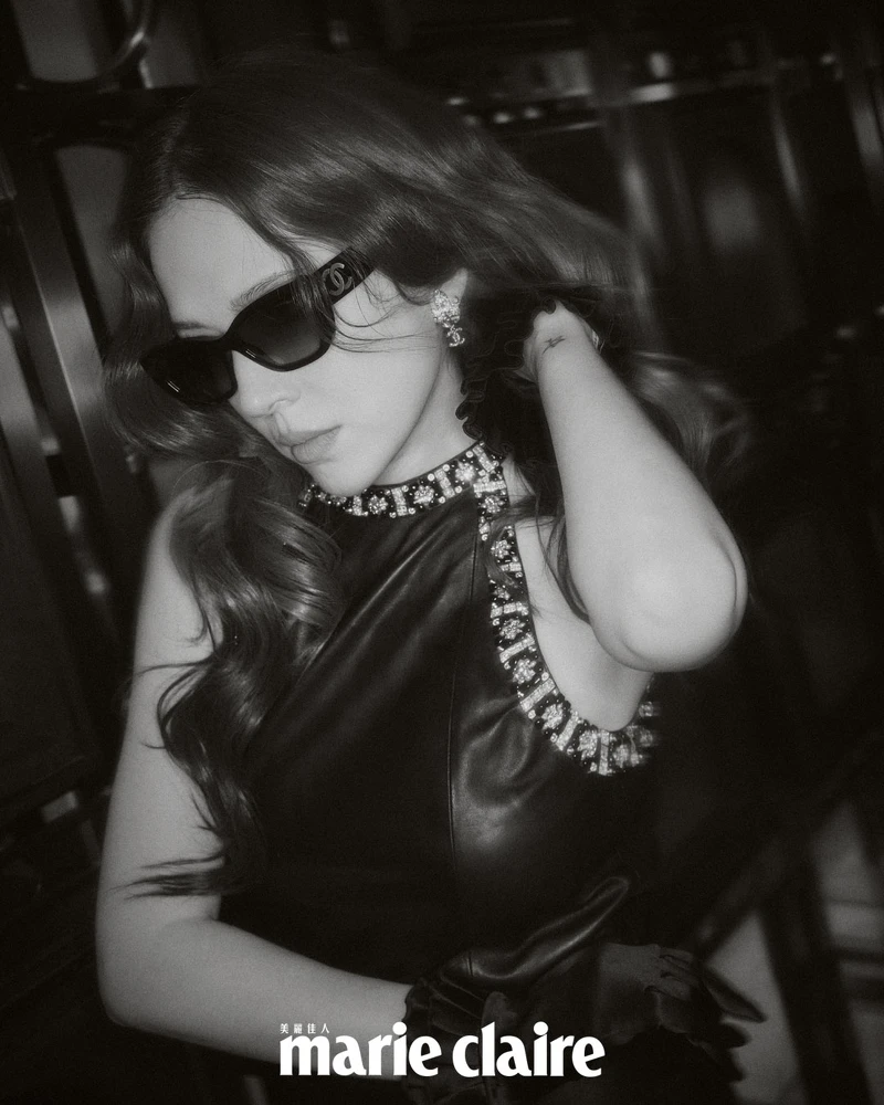 黑色皮革洋裝、絲綢緞面手套、耳環、黑色高跟鞋、墨鏡，All by Chanel。黑色皮質削肩珠繡洋裝與荷葉飾邊手套、麥穗造型雙C Logo 耳環、太陽眼鏡、黑色編織高跟拖鞋，All by Chanel。