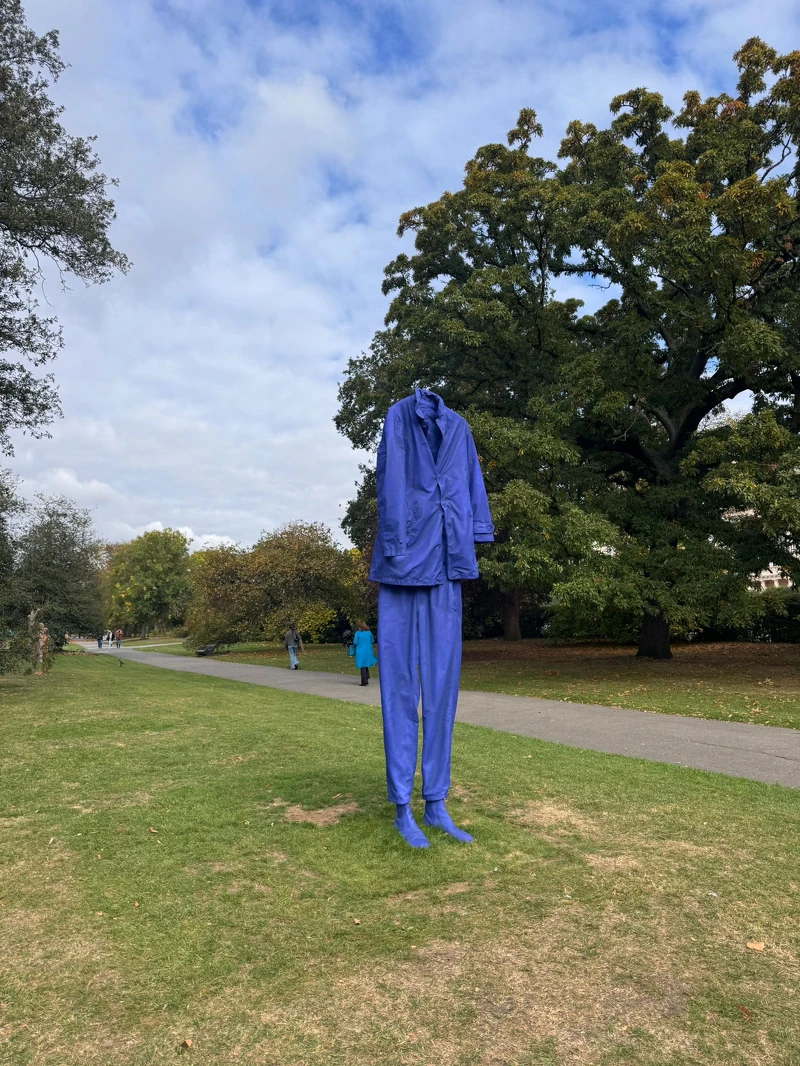 每年超過六萬名來自世界各地的收藏家、策展人、藝術家與時尚創意人齊聚倫敦,形成一場橫跨藝術、設計與文化的盛宴——這便是 Frieze Week,如今早已成為倫敦秋季最具象徵性的文化事件之一。 每年超過六萬名來自世界各地的收藏家、策展人、藝術家與時尚創意人齊聚倫敦,形成一場橫跨藝術、設計與文化的盛宴——這便是 Frieze Week,如今早已成為倫敦秋季最具象徵性的文化事件之一。