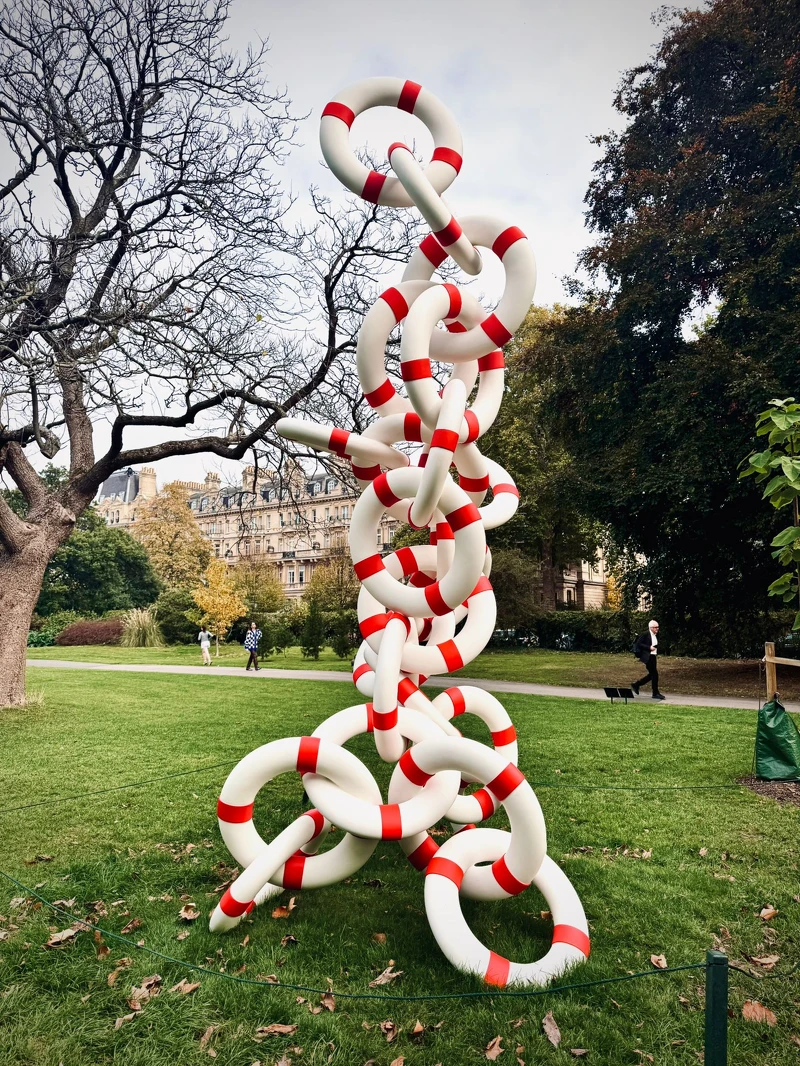 Elmgreen & Dragset 的《Life Rings, Fig. 3》(2023)。 Elmgreen & Dragset 的《Life Rings, Fig. 3》(2023)。