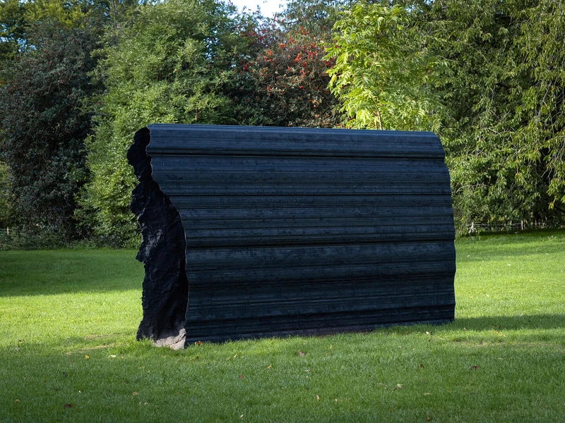 西蒙.希欽斯(Simon Hitchens),《見證未見之事》,2025年。攝影:琳達·尼林德。西蒙.希欽斯是一位英國雕塑家,他的創作實踐探討時間、無常以及身體與風景之間的物質關係。他的雕塑作品常常探索岩石與肉體、存在與缺失之間的形上學界線。  西蒙.希欽斯(Simon Hitchens),《見證未見之事》,2025年。攝影:琳達·尼林德。西蒙.希欽斯是一位英國雕塑家,他的創作實踐探討時間、無常以及身體與風景之間的物質關係。他的雕塑作品常常探索岩石與肉體、存在與缺失之間的形上學界線。