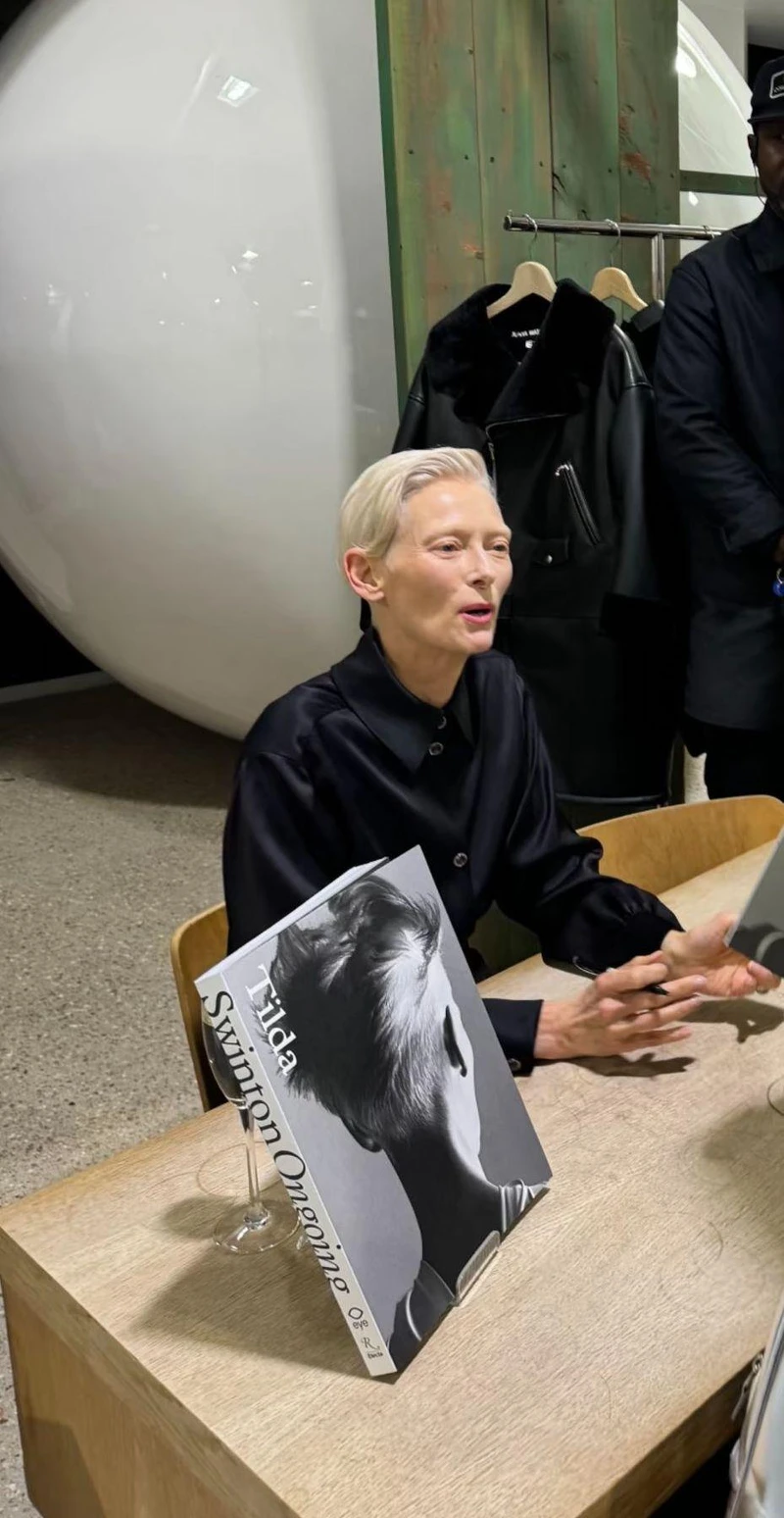 時尚仙人Tilda Swinton 於藝術週期間現身新書《Tilda》(Rizzoli 出版)的簽書會。 時尚仙人Tilda Swinton 於藝術週期間現身新書《Tilda》(Rizzoli 出版)的簽書會。