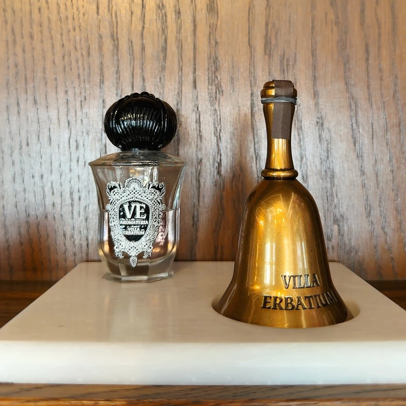 Villa Erbatium香水與試香用的鈴鐺(Photo/Nicole)。