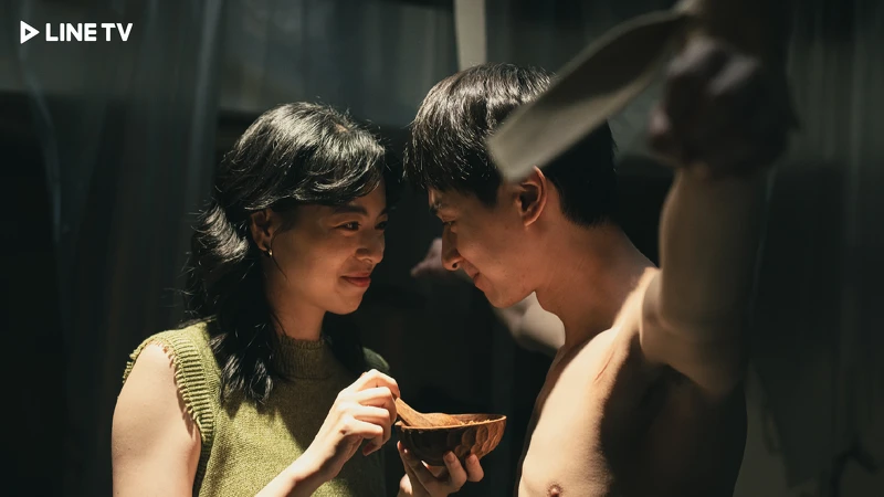 《造物獄》陸夏（左）劇中囚禁張軒睿，終於把摯愛綁在身邊的她，一臉幸福地餵張軒睿吃飯。（圖／LINE TV提供）