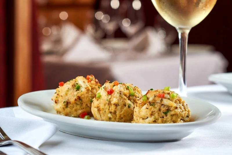 副菜中的蟹肉糕、焗烤鮮蠔到香煎干貝，「肯瓊」香氣總在細節中出現。