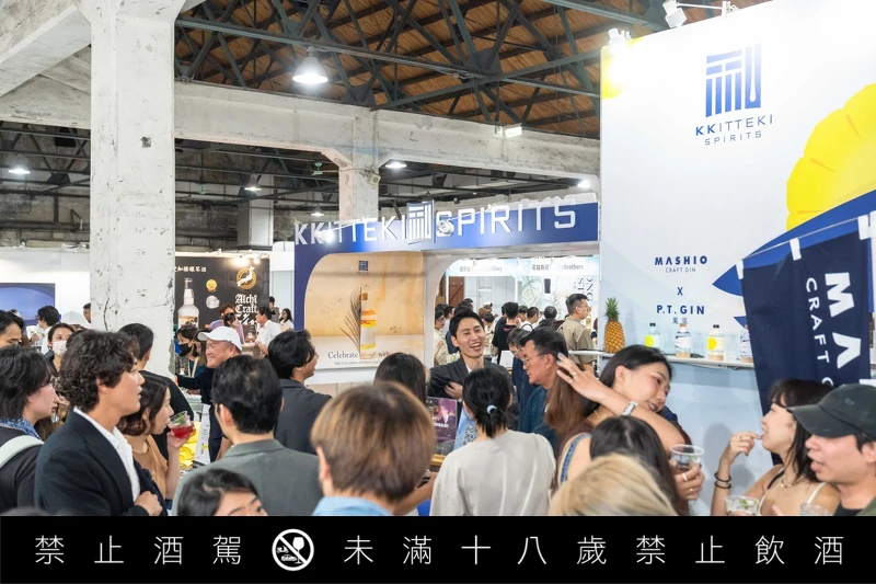 品飲黑潮和鳳尾琴酒的消費者。 品飲黑潮和鳳尾琴酒的消費者。