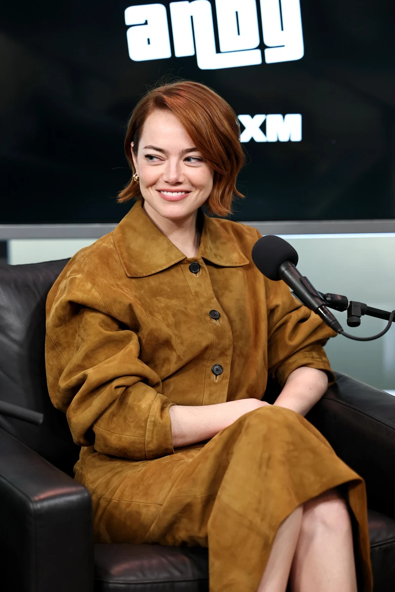 艾瑪・史東（Emma Stone）近日亮相紐約《Bugonia》卡司座談會，也以一襲麂皮套裝展現秋冬氣息，短版夾克搭配同材質長裙，霧面質地在燈光下泛出柔和光澤，襯托出他低調而優雅的魅力。