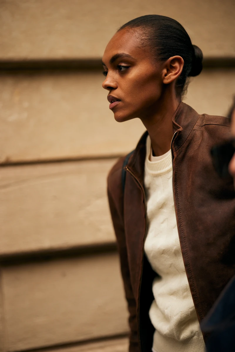 麂皮外套其實非常適合各種場合穿搭。 麂皮外套其實非常適合各種場合穿搭。