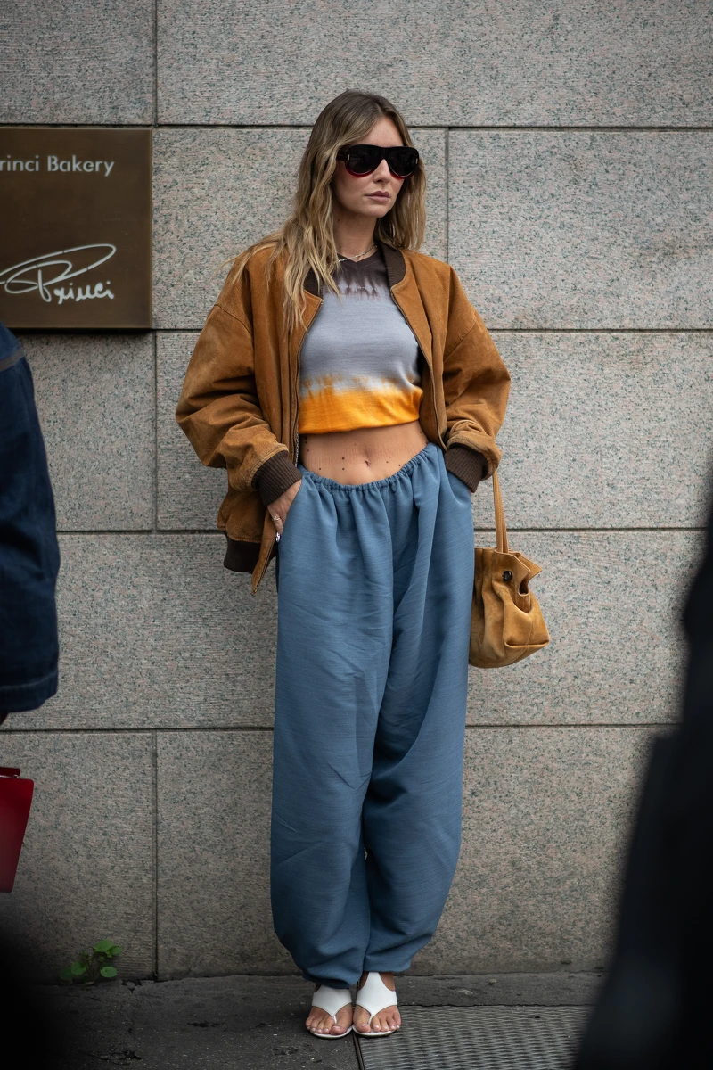 麂皮外套今年秋冬必須要有一件。 麂皮外套今年秋冬必須要有一件。