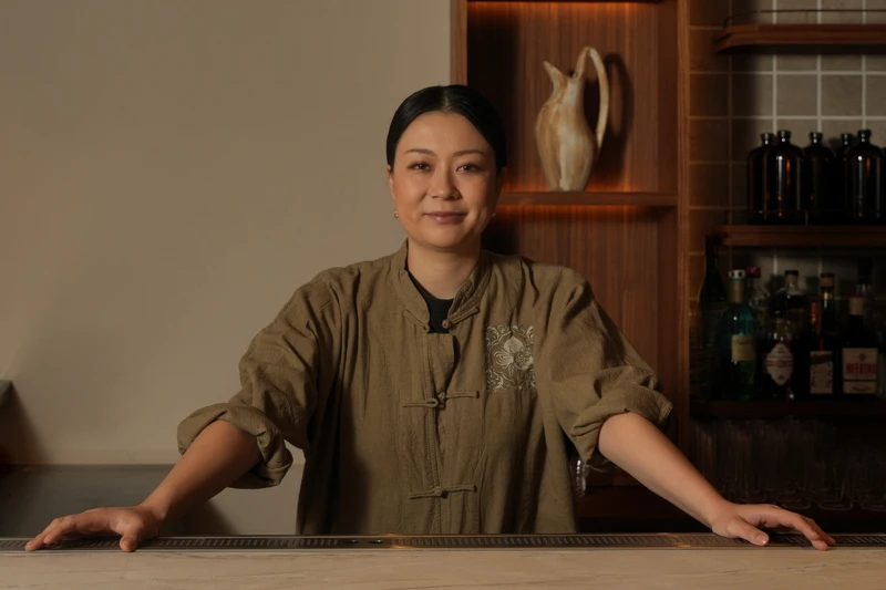 Yumi Yoshino（吉野優美）擔任首席調酒師。