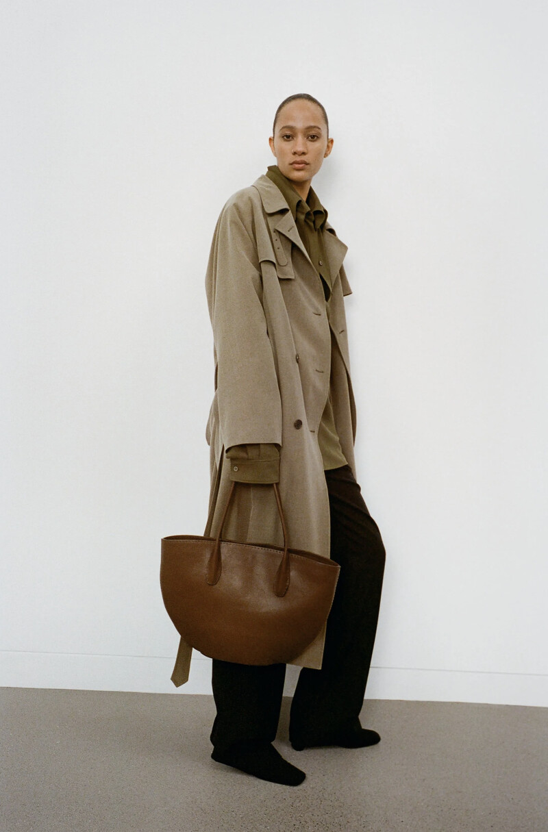 The Row有別於其他時尚品牌,走的是沒有行銷廣告的低調方式,以高質感的細節與品質深獲時尚迷喜愛。 The Row有別於其他時尚品牌,走的是沒有行銷廣告的低調方式,以高質感的細節與品質深獲時尚迷喜愛。