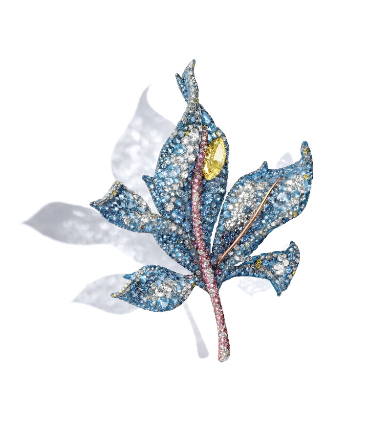 四季系列 楓葉胸針 主石| 3 克拉馬眼型濃彩黃鑽 配石| 白鑽︑黃鑽︑藍寶石︑海藍寶石︑粉色藍寶石 材質| 鈦金屬︑ 18K 黃金 共 2,449 顆寶石 ︑總重 53.26 克拉 四季系列 楓葉胸針 主石| 3 克拉馬眼型濃彩黃鑽 配石| 白鑽︑黃鑽︑藍寶石︑海藍寶石︑粉色藍寶石 材質| 鈦金屬︑ 18K 黃金 共 2,449 顆寶石 ︑總重 53.26 克拉