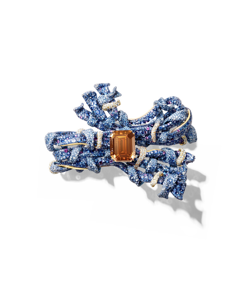 2025 Black Label Masterpiece V 大師系列 — 編織胸針 —主石| 25 克拉祖母綠切割深彩橘棕鑽 配石| 白鑽︑ 藍寶石︑紫色藍寶石︑紫色石榴石 材質| 鈦金屬 共 6,755 顆寶石︑總重 107.93 克拉 2025 Black Label Masterpiece V 大師系列 — 編織胸針 —主石| 25 克拉祖母綠切割深彩橘棕鑽 配石| 白鑽︑ 藍寶石︑紫色藍寶石︑紫色石榴石 材質| 鈦金屬 共 6,755 顆寶石︑總重 107.93 克拉