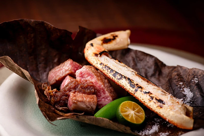 blu koi 和牛松葉蟹朴葉燒。