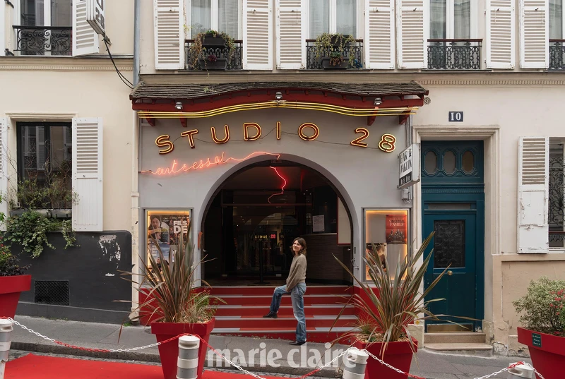 Studio 28 有種舊時代的浮誇感，紅地毯、大盆栽、霓虹燈，在蒙馬特觀光區中獨樹一格