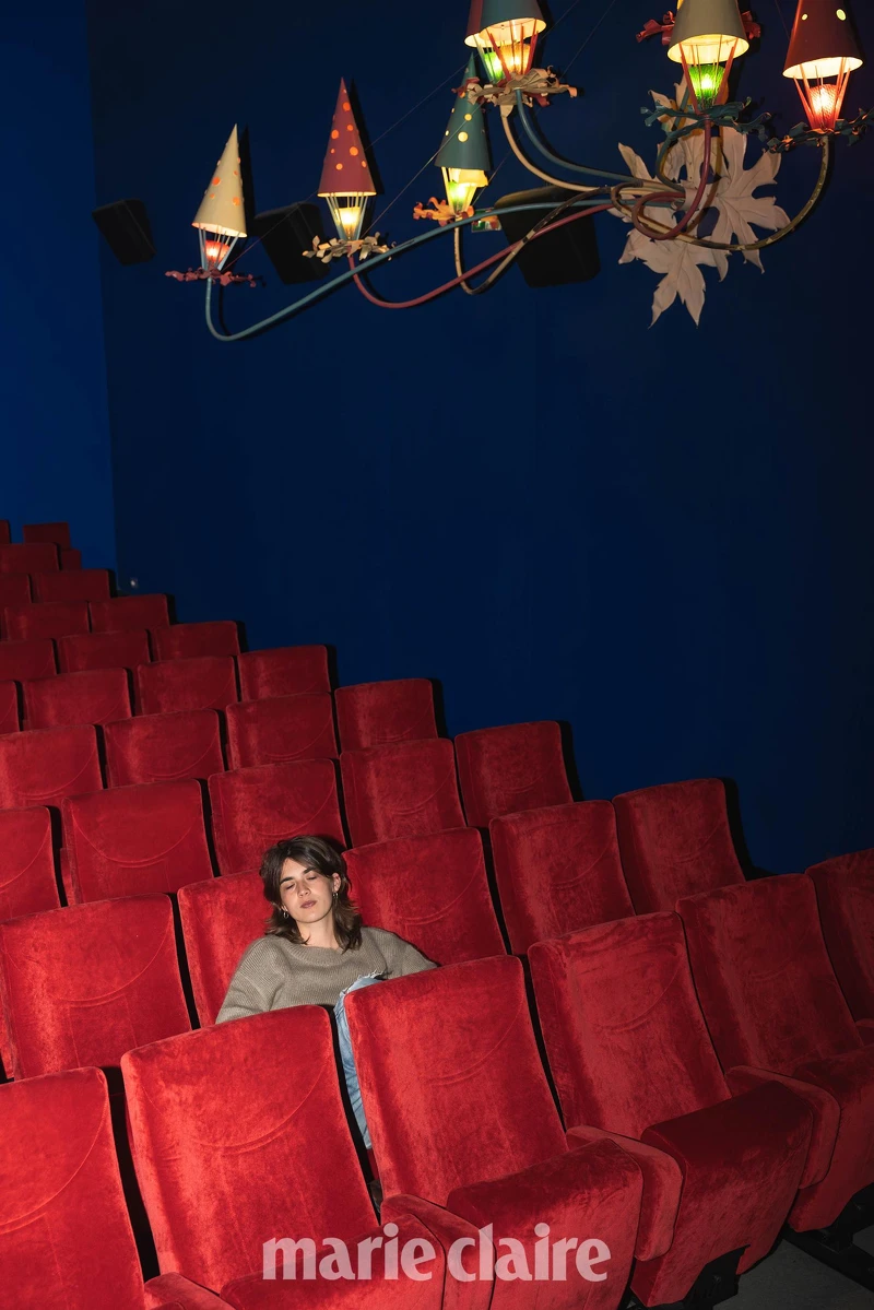 「我該擺什麼姿勢？」Lomane 坐下之後問我。「你在等電影開演前都會做什麼？」我回。於是他閉起眼睛，假裝小睡了一會。