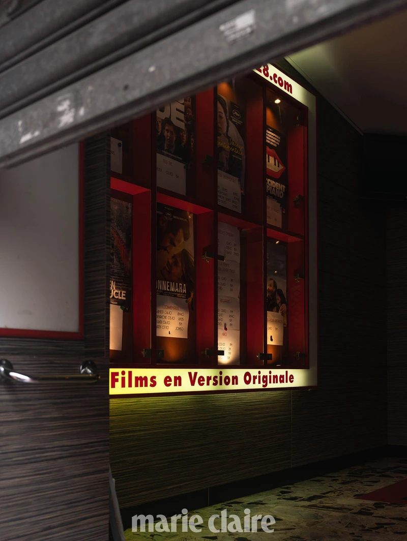 透露黃光的紅色燈箱，向大家展示上映中的電影海報。