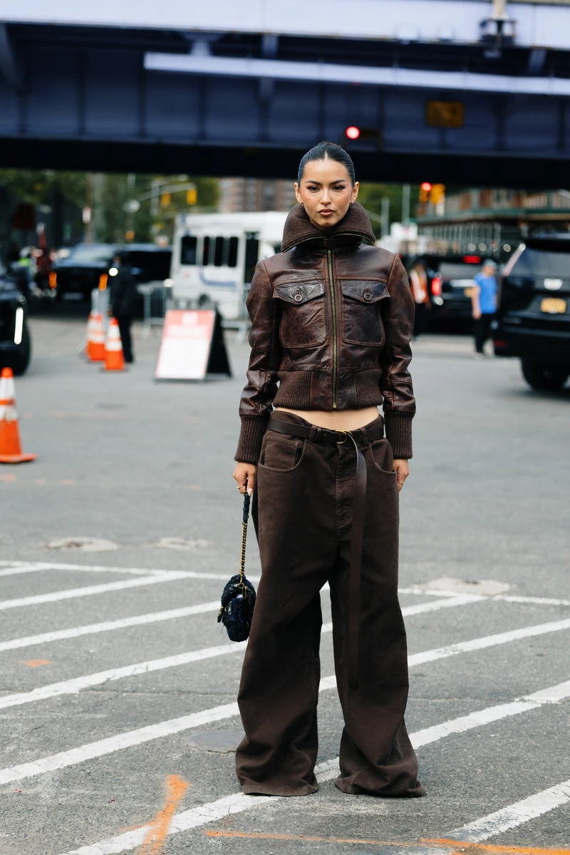 越來越多的時尚達人都換上巧克力牛仔褲。