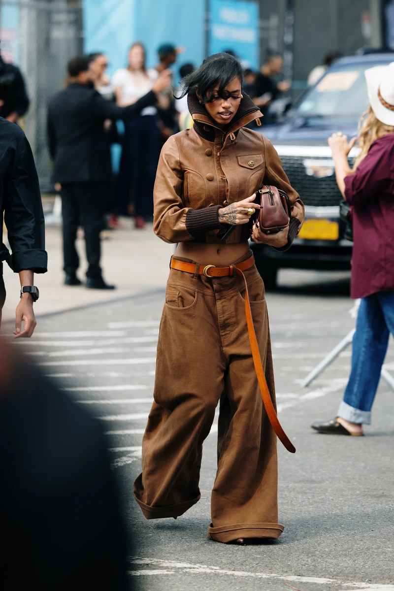 巧克力色的丹寧也有許多深淺的選擇。