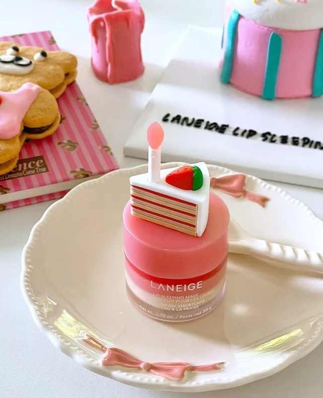 LANEIGE蘭芝 睡美人極萃滋養晚安唇膜 草莓奶油蛋糕20g，NT730。