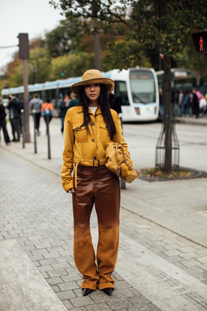 巧克力丹寧勢不可擋，今年時裝週就有許多時髦精搶先示範。