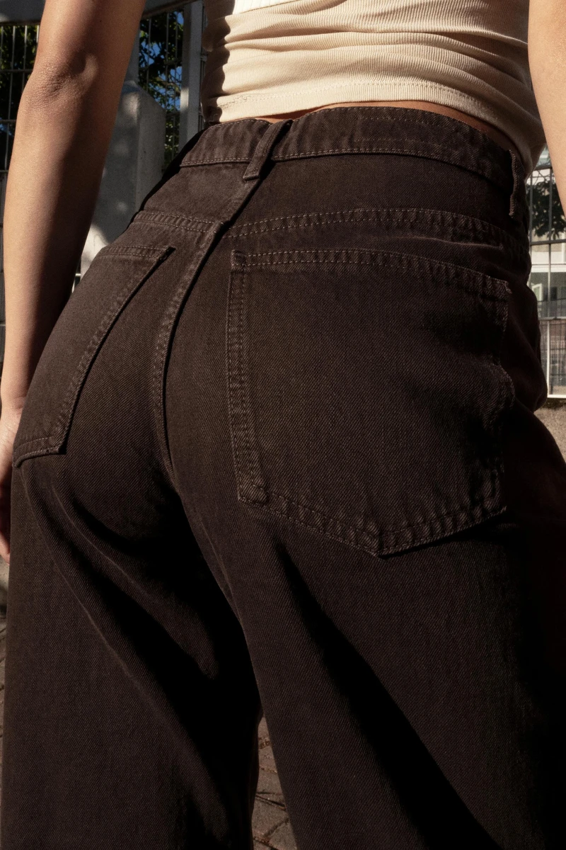 一件好的牛仔褲除了可以修飾身形，也方便搭配。