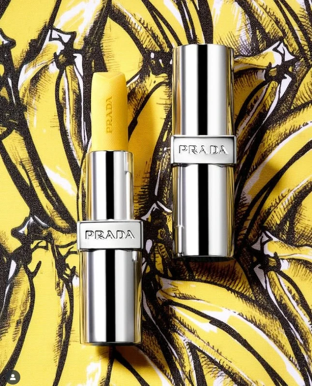 PRADA BEAUTY 經典潤唇膏U002妄甜香蕉 3.8g，NT1,550。