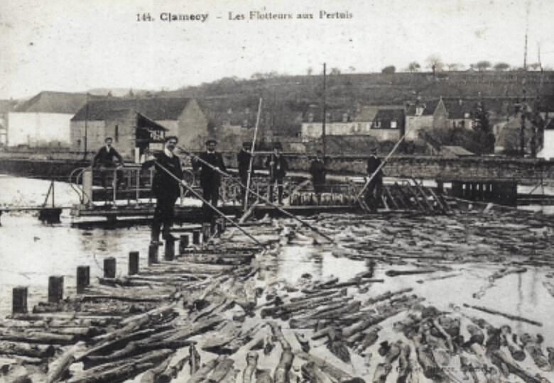 當愛德蒙．戈雅（Edmond Goyard）於 1892 年創造出標誌性的 Goyardine 帆布時，他深受家族歷史的啟發與影響。帆布上層層堆疊的點狀圖案，象徵著他的先祖們在河道上引導原木漂流的景象；而「Goyardine」這一材質，則源自「Poutangris」——一種以亞麻與棉混紡製成、並經天然塗層處理的布料，正是昔日法國河上工匠（Compagnons de Rivières）用來裁製工作服 Biaudes 的原料。