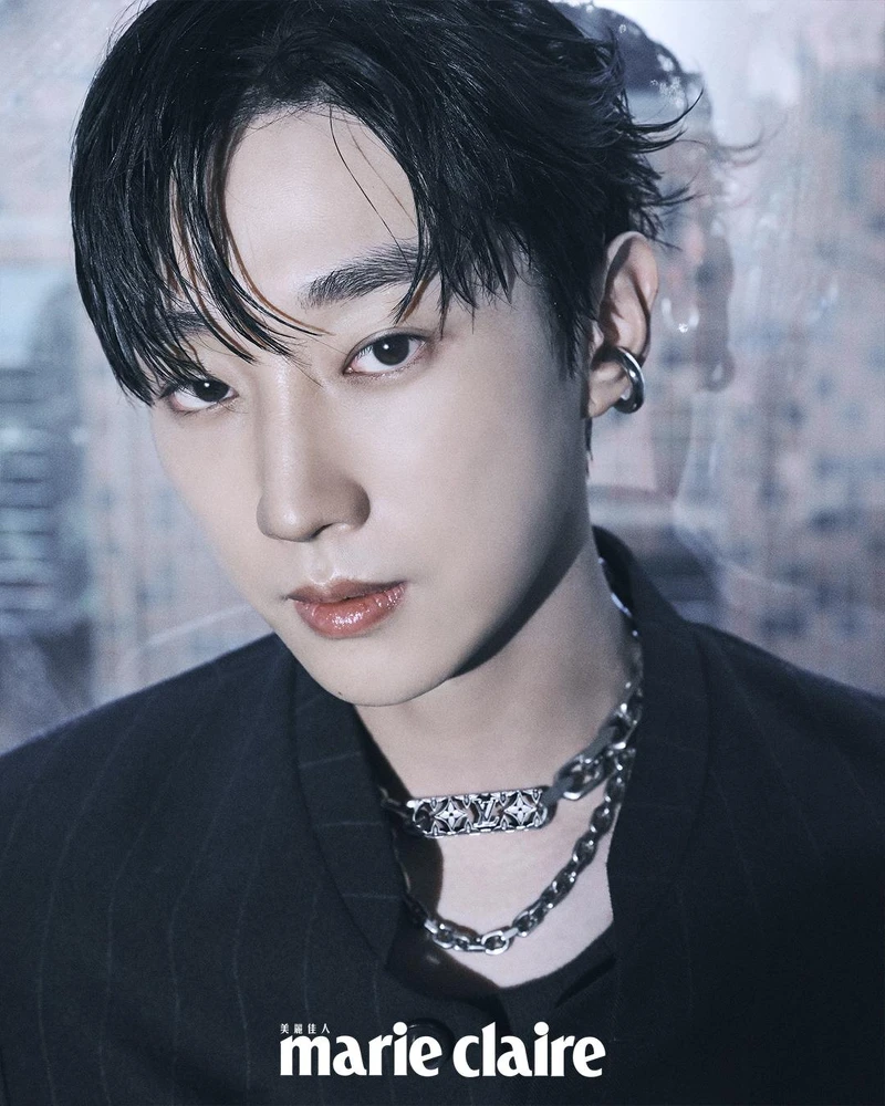 深藍色條紋西裝外套、深藍色條紋西裝長褲;both by Peter Wu;銀色腰鏈,Louis Vuitton。 深藍色條紋西裝外套、深藍色條紋西裝長褲;both by Peter Wu;銀色腰鏈,Louis Vuitton。