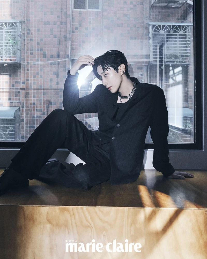 深藍色條紋西裝外套、深藍色條紋西裝長褲;both by Peter Wu;銀色腰鏈,Louis Vuitton;黑色皮鞋,Ferragamo。 深藍色條紋西裝外套、深藍色條紋西裝長褲;both by Peter Wu;銀色腰鏈,Louis Vuitton;黑色皮鞋,Ferragamo。