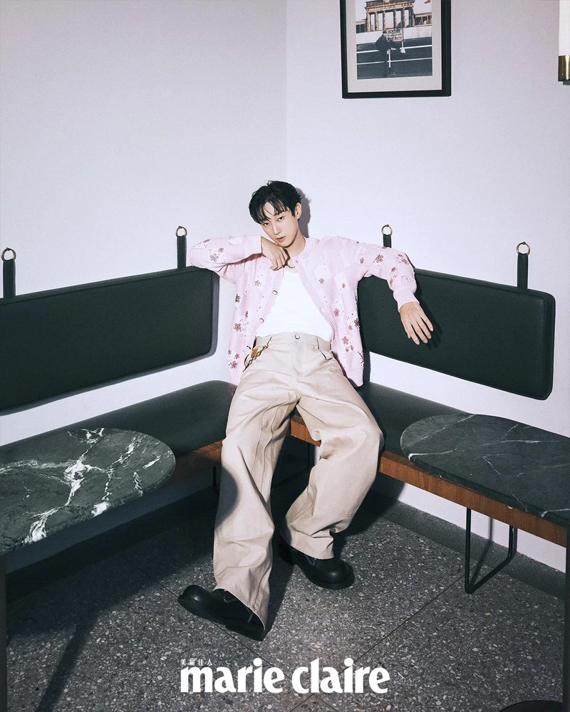 粉色針織衫、卡其色寬褲、黑色皮鞋,all by Louis Vuitton。 粉色針織衫、卡其色寬褲、黑色皮鞋,all by Louis Vuitton。