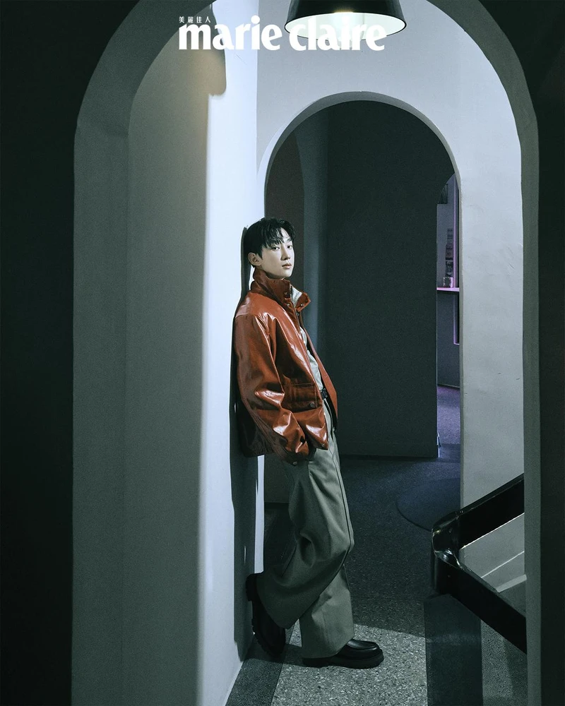 紅色立領皮衣、沙色拉鍊外套襯衫、白色高領上衣、棕色寬褲、皮帶、皮鞋,all by Hermès。 紅色立領皮衣、沙色拉鍊外套襯衫、白色高領上衣、棕色寬褲、皮帶、皮鞋,all by Hermès。